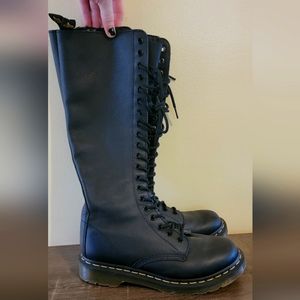 Dr. Martens 20 Eye Virginia Boot